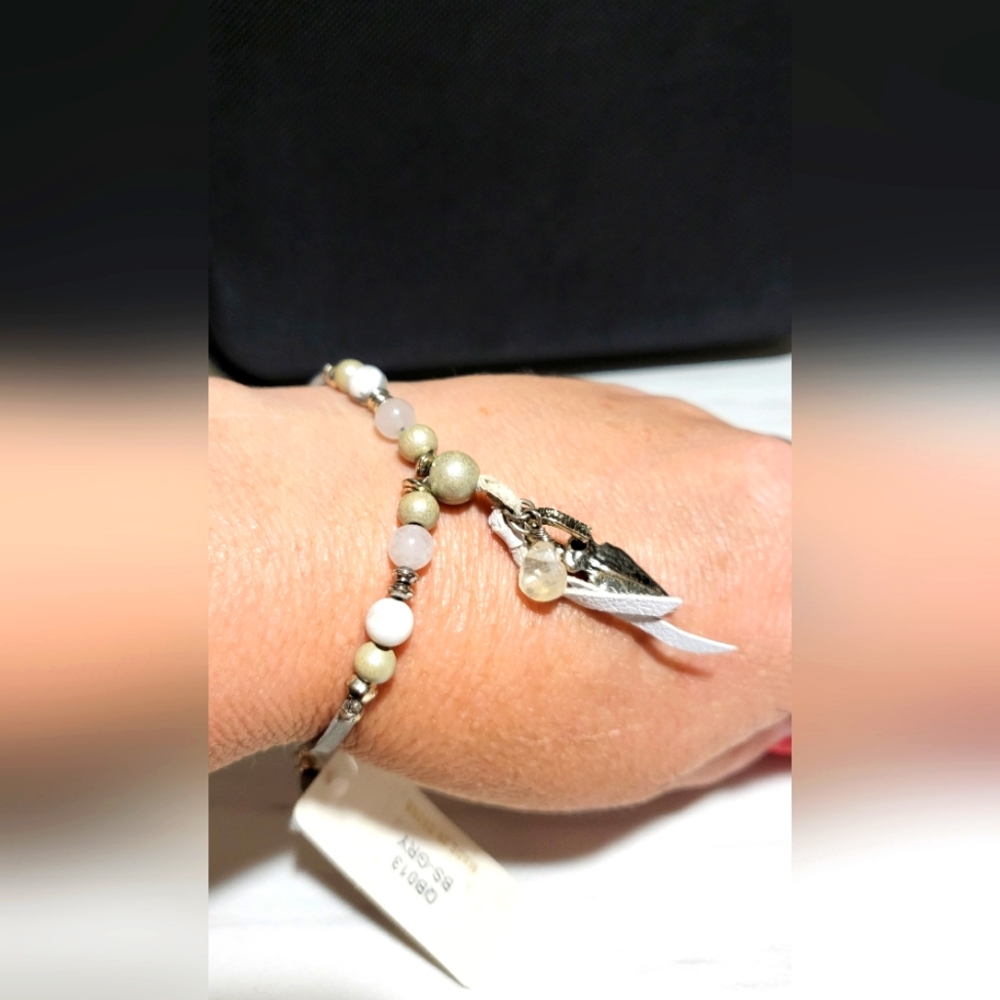 Cute leather and beads feather charm bracelet//Southwestern//Boho